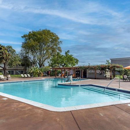 Best Western Plus Garden Court Inn Фримонт Екстериор снимка